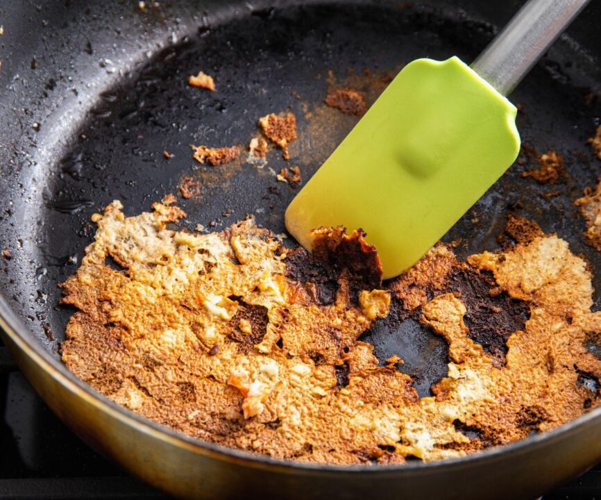 Oale și cratițe arse? Iată cum le cureți fără să le zgârii