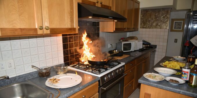 Incendiu în bucătărie: cum îl previi și cum îl stingi când apare