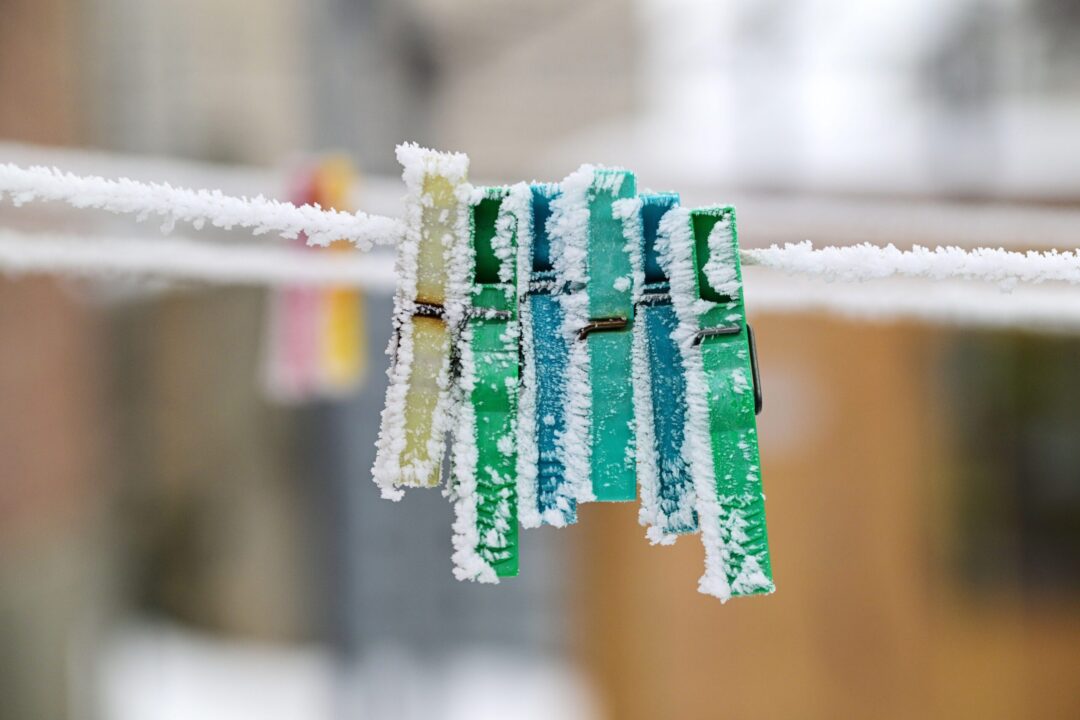 Zăpada și curățenia: cum te ajută iarna să ții lucrurile curate