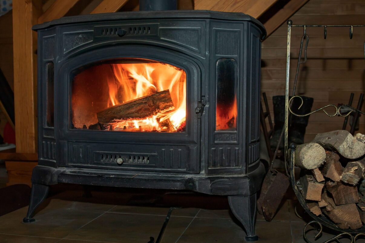 Încălzire cu sobă pe timp de iarnă: ce ardem pentru a polua mai puțin
