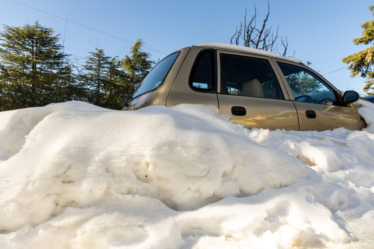Blocat cu mașina în zăpadă? Aceste trucuri te ajută să pleci de pe loc