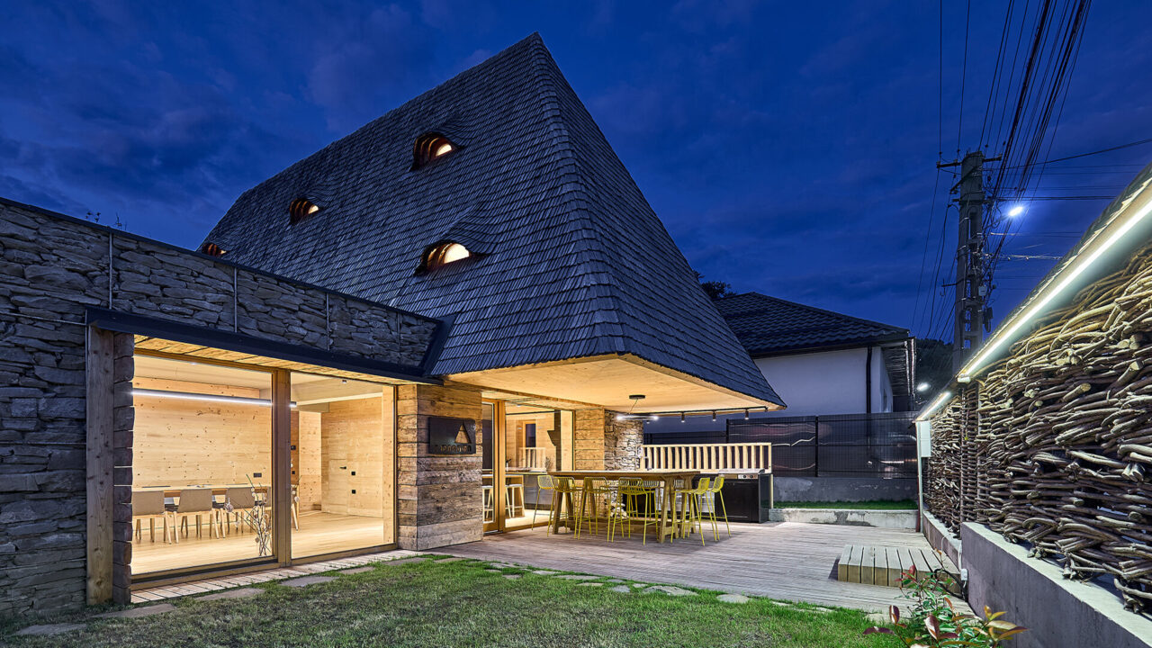 Arhitectura maramureșeană renăscuta, într-un proiect interpretat modern