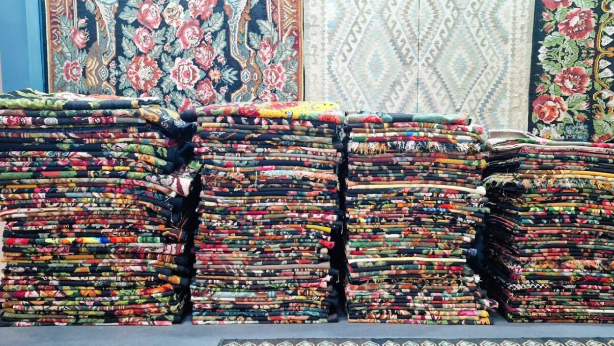 În loc sa fie aruncate, se transformă: covoare vechi românești devin piese de design