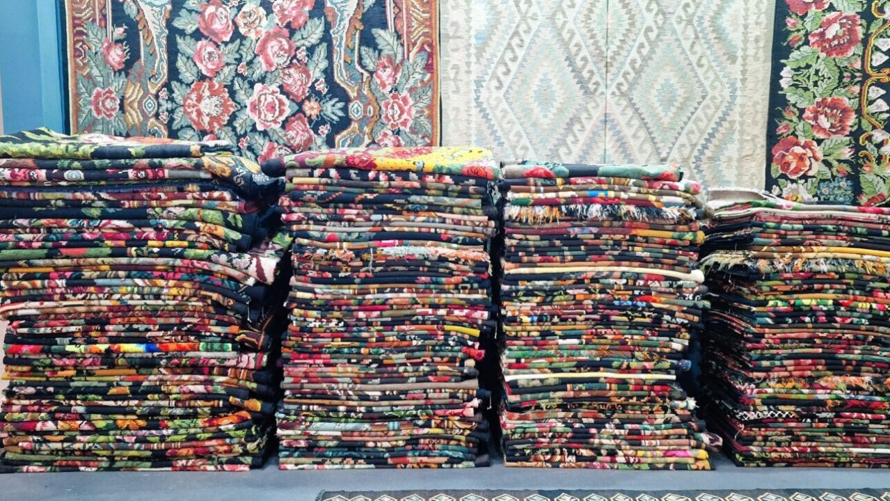 În loc sa fie aruncate, se transformă: covoare vechi românești devin piese de design