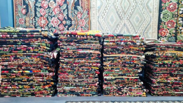 În loc sa fie aruncate, se transformă: covoare vechi românești devin piese de design