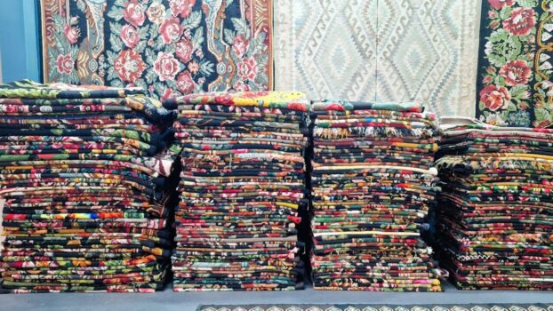 În loc sa fie aruncate, se transformă: covoare vechi românești devin piese de design