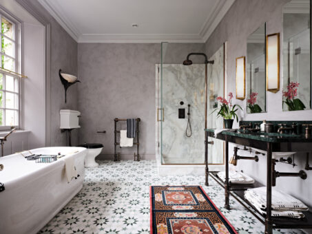 Eleganță în marmură și culori neutre, în această baie englezească