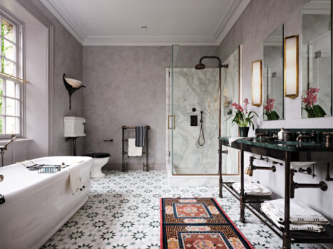 Eleganță în marmură și culori neutre, în această baie englezească