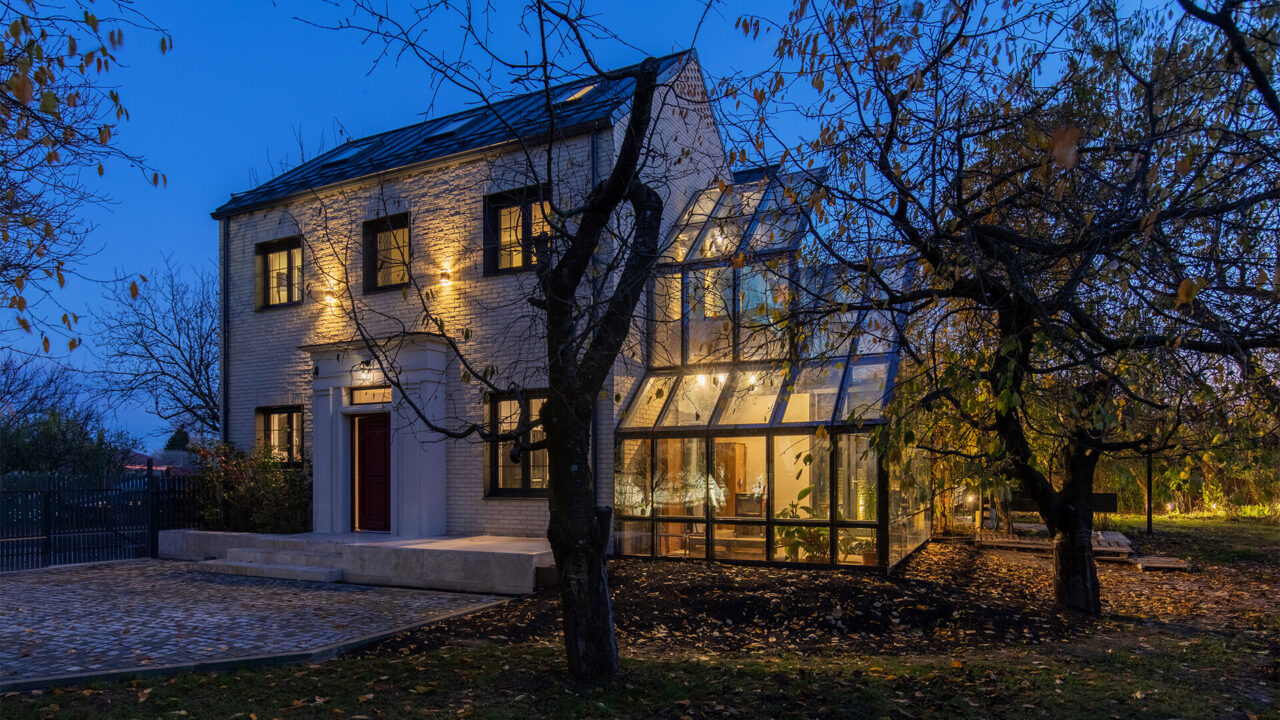 Extensie modernă pentru o locuință rurală: casa de la marginea satului