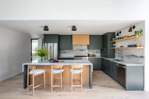 Inspirație: o casă pe trei nivele, pe teren accidentat (galerie foto)