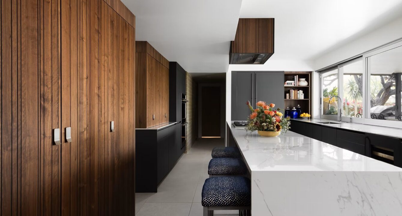 Eleganță și modernitate, într-o bucătărie în tonuri închise