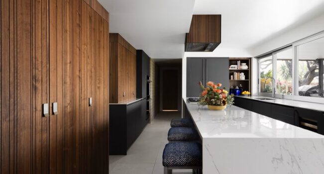 Eleganță și modernitate, într-o bucătărie în tonuri închise