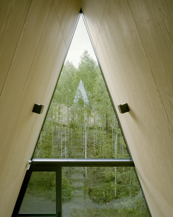 Inspirație pentru zonele cu teren abrupt: casele suspendate