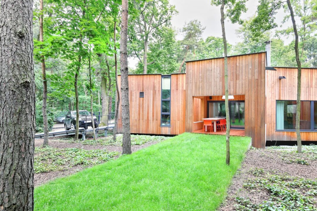 Cum construiești o casă printre copacii pe care nu ai voie să îi tai: un exemplu din Polonia