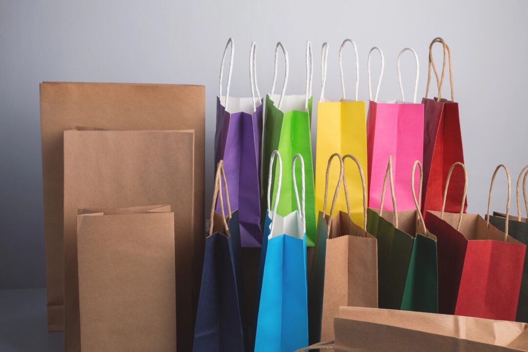 Iată în câte moduri poate refolosi pungile din hârtie