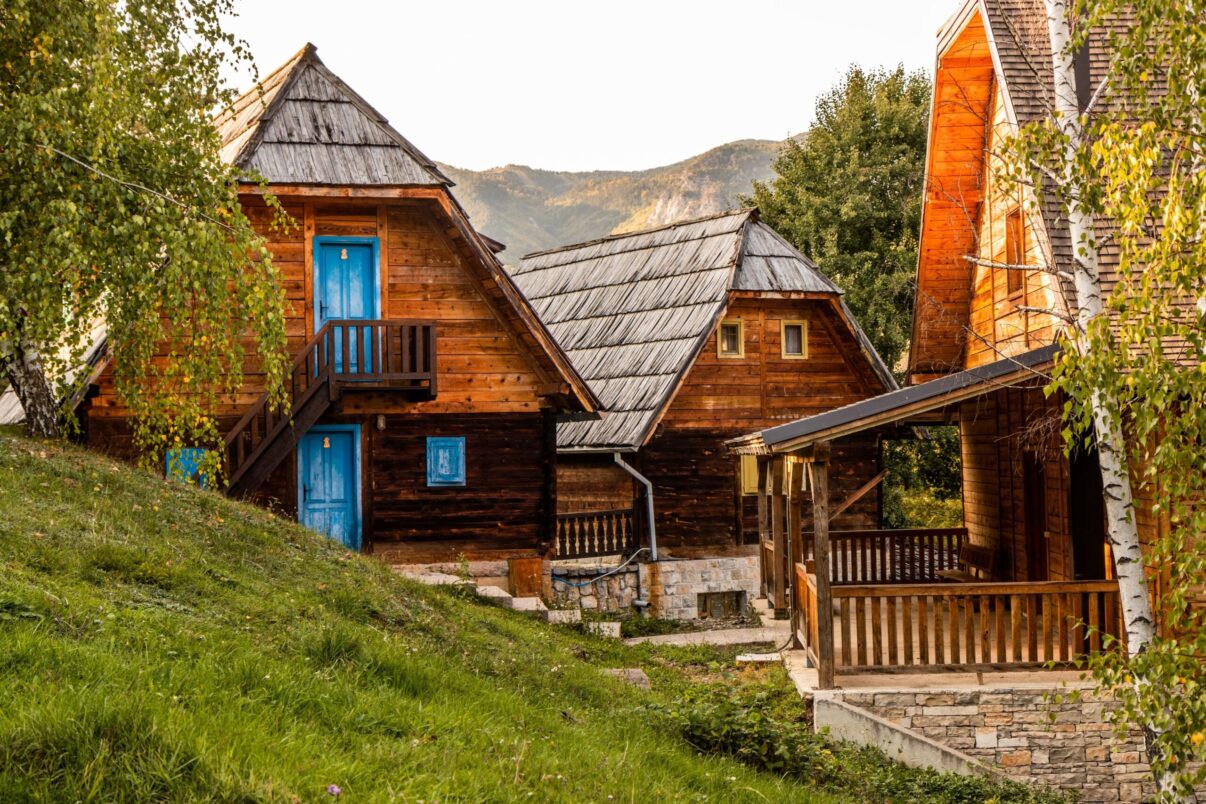 Drvengrad – satul sârbesc construit ca platou de filmare și devenit atracție turistică