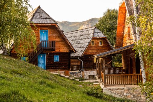 Drvengrad – satul sârbesc construit ca platou de filmare și devenit atracție turistică