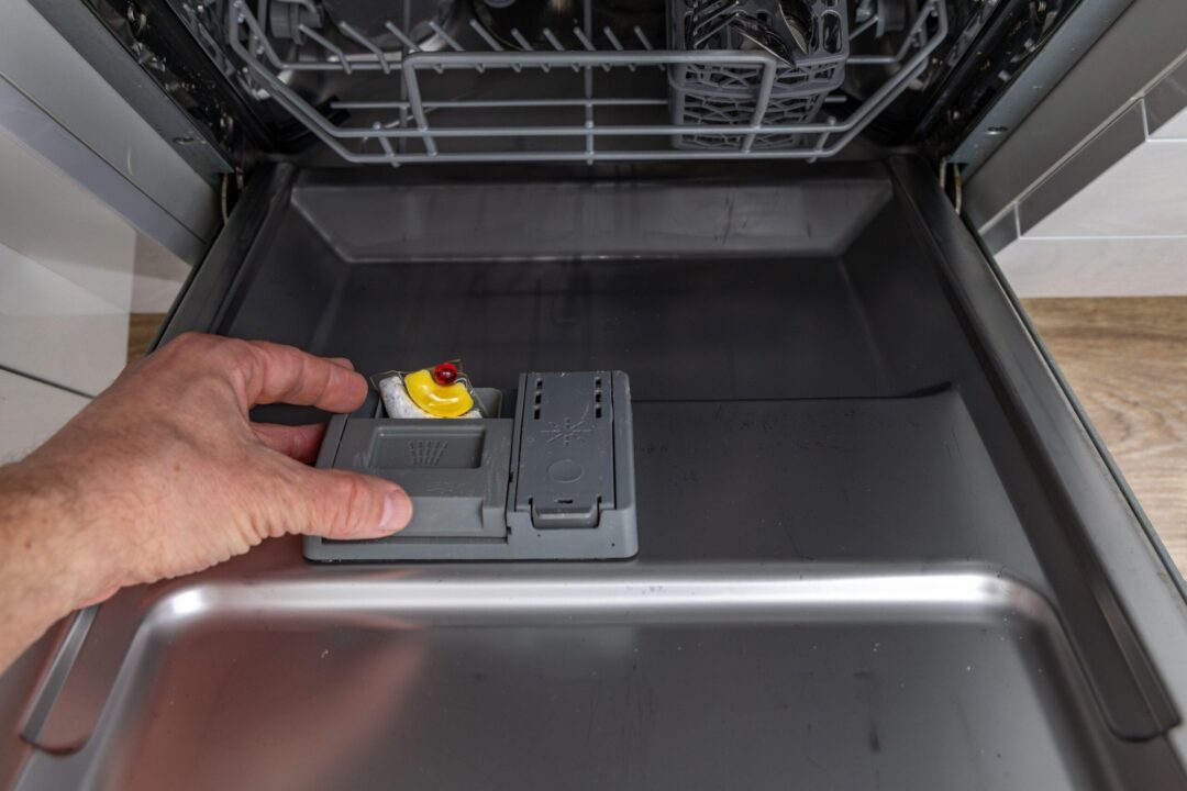 Te-ai mutat cu chirie? Curăță temeinic aceste aparate înainte de a le folosi