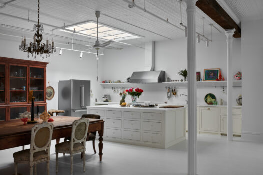 Industrialul întâlnește eleganța, într-un apartament cu fundal alb