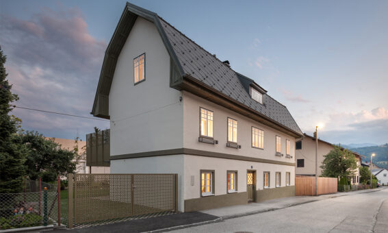 Revitalizarea unei case vechi de peste 100 de ani creează un spațiu nou