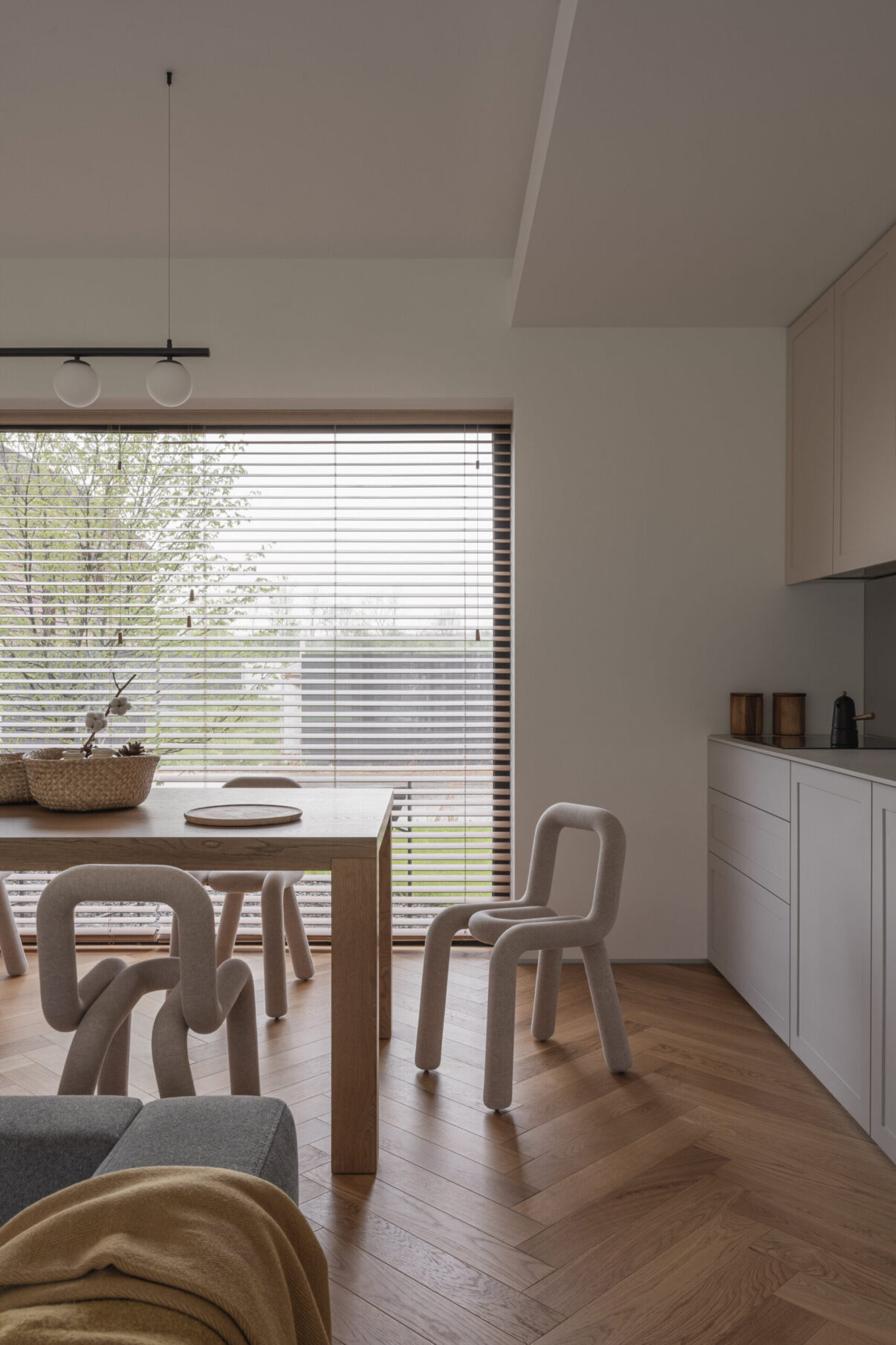 Confort în forme simple, într-o casă din Dumbrava Vlăsiei