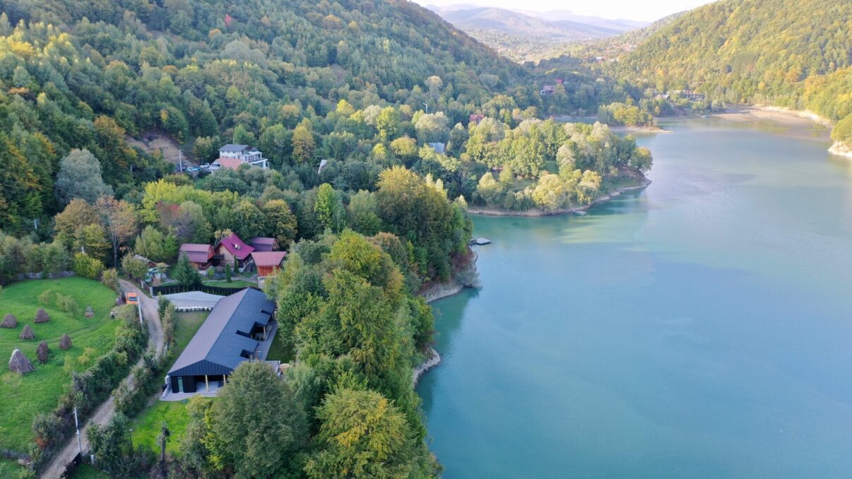 Joc de linii și materiale, într-o casă cu terasă de pe Valea Doftane