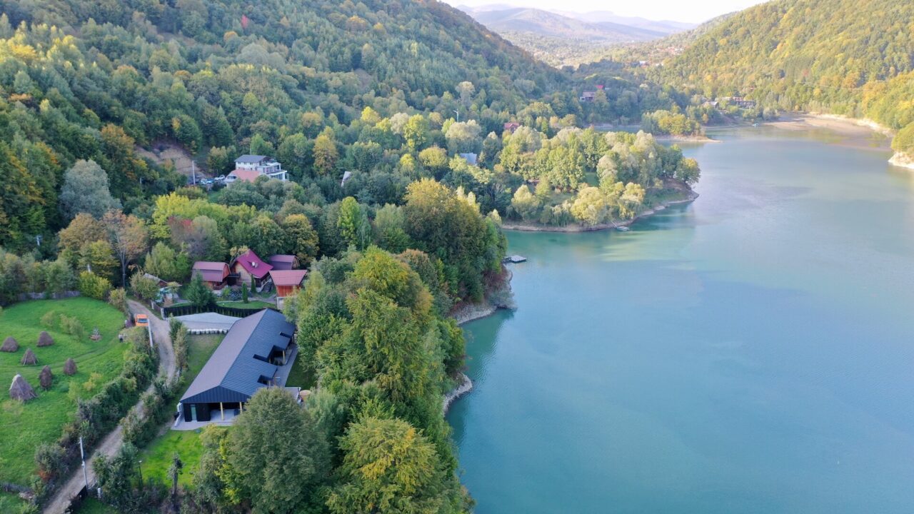 Joc de linii și materiale, într-o casă cu terasă de pe Valea Doftane