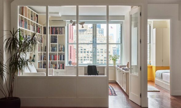 Accente colorate pe fundal neutru, în acest apartament luminos