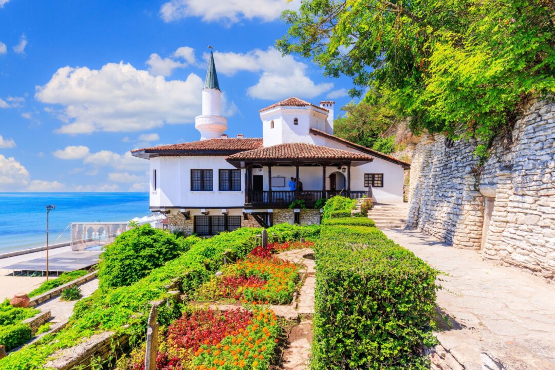 Călător la vecini: castelul de la Balcic și grădinile lui minunate