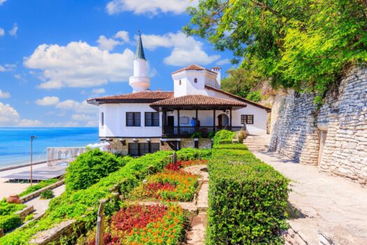 Călător la vecini: castelul de la Balcic și grădinile lui minunate