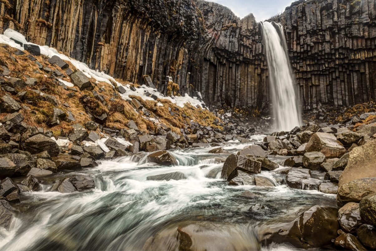 Călătorii virtuale în locuri îndepărate: cascada neagră din Islanda (galerie foto)