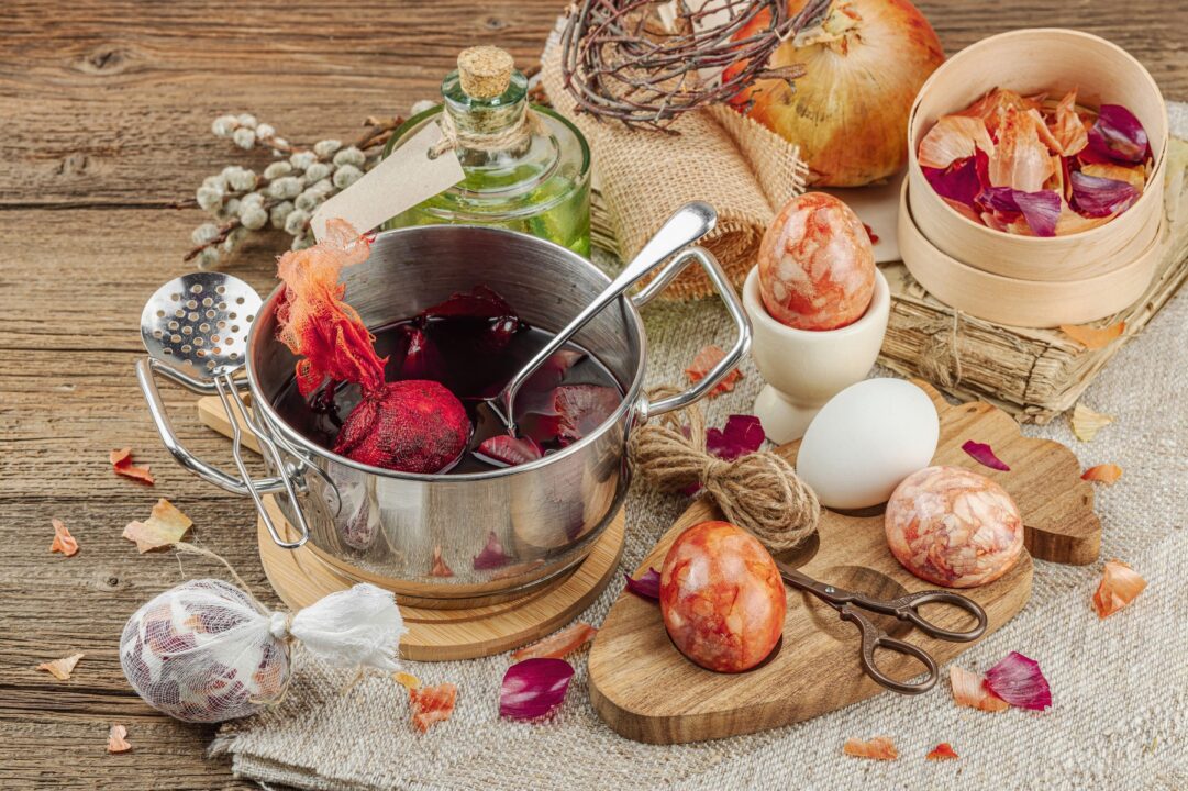 Înapoi la tradiție: 7 metode naturale de vopsit ouăle de Paște