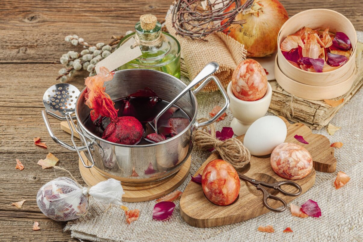 Înapoi la tradiție: 7 metode naturale de vopsit ouăle de Paște