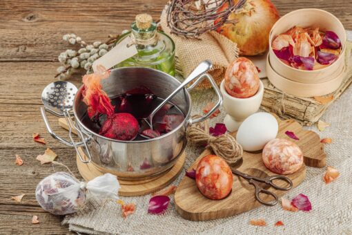Înapoi la tradiție: 7 metode naturale de vopsit ouăle de Paște