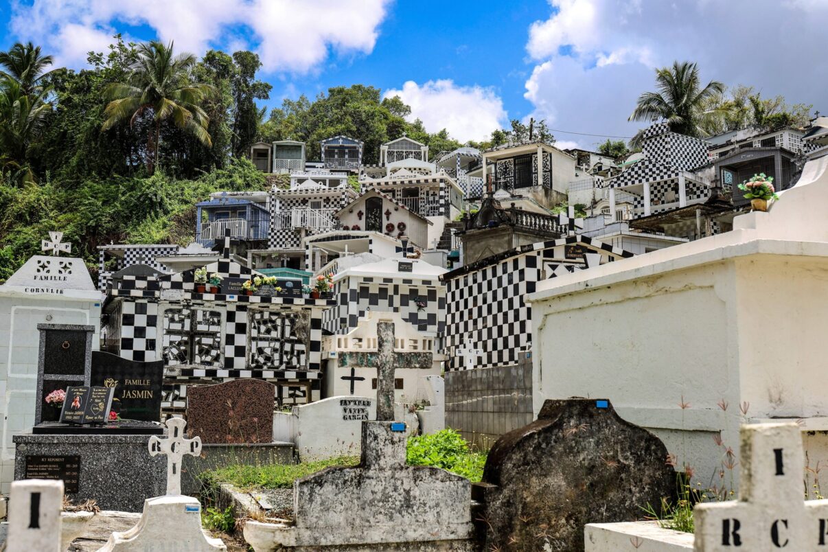 Săpânța în varianta Caraibe: cimitirul șah din Guadalupe