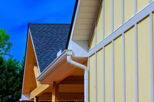 Pregătire pentru sezonul ploilor: cum curățăm jgheaburile