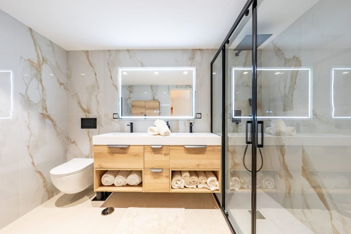 Baia fără rosturi: idei de amenajare