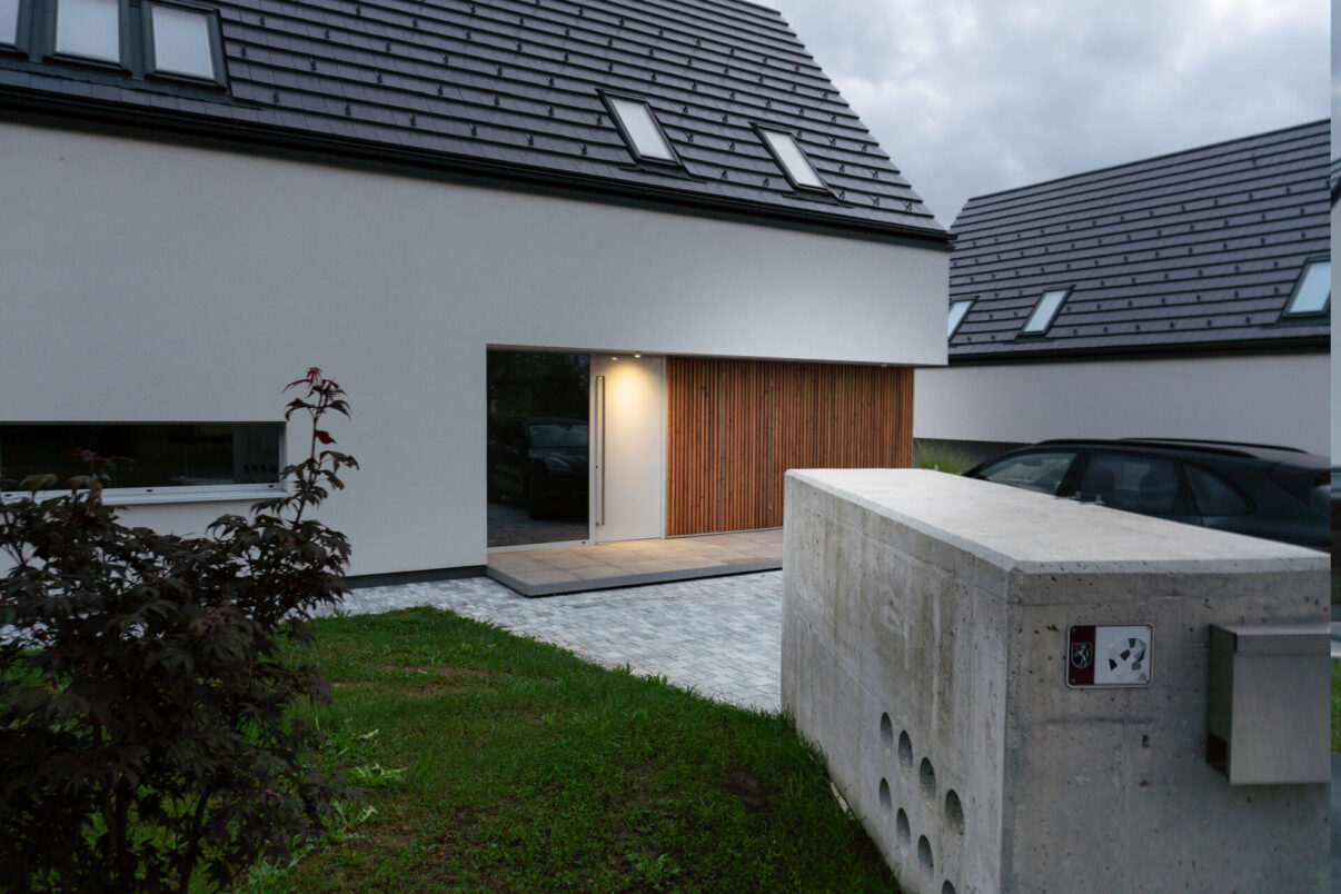 Simplu, minimalist, contemporan: locuință construită în pantă, în Austria rurală