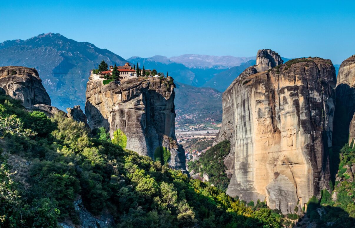 Meteora: refugiul rupt de lume din vârful stâncilor
