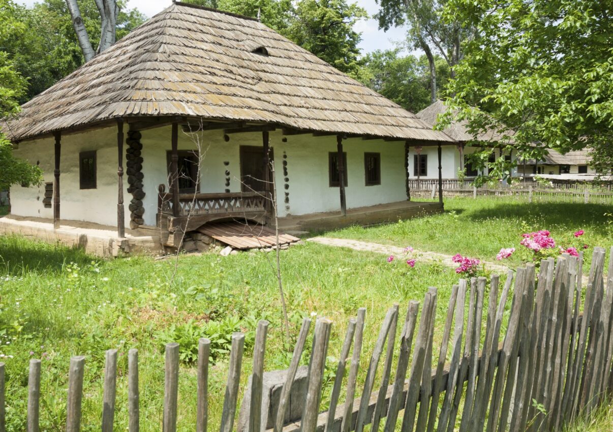 Inspirație din arhitectura străbunilor: prispa casei și variantele ei moderne