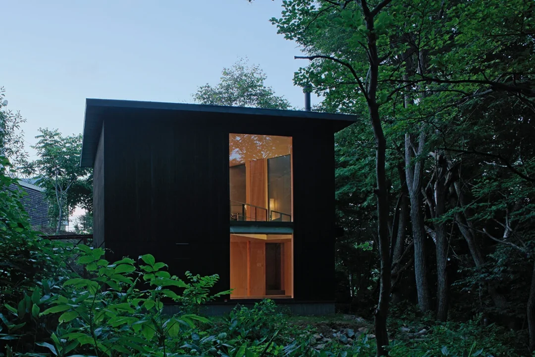 Minimalism japonez, într-o casă de vacanță ascunsă în pădure