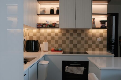 Placări cu motive geometrice: cum construiești un decor elegant