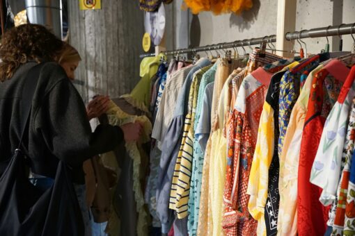 De ce miros urât textilele second hand și cum scapi de mirosul acela
