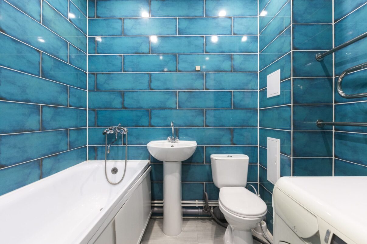 Design pentru băi vesele: cum adaugi accentele de culoare