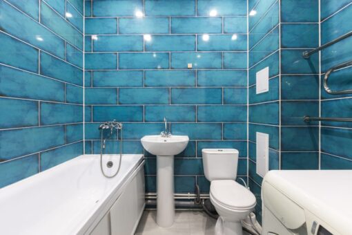 Design pentru băi vesele: cum adaugi accentele de culoare
