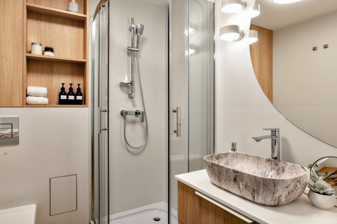 10 idei de depozitare eficientă în baie