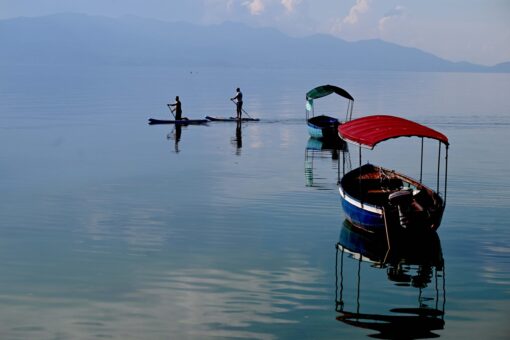 Lacul Ochrid din Macedonia, unde natura nu este deranjată de turiști