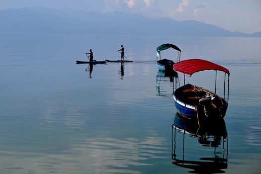 Lacul Ochrid din Macedonia, unde natura nu este deranjată de turiști