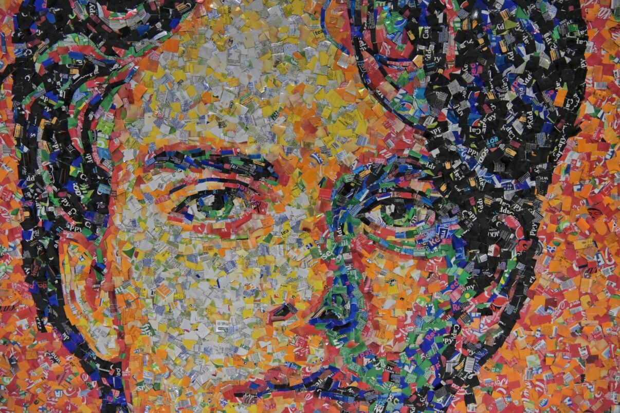 O artistă din Turcia „pictează” tablouri cu material reciclabile