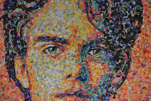 O artistă din Turcia „pictează” tablouri cu material reciclabile